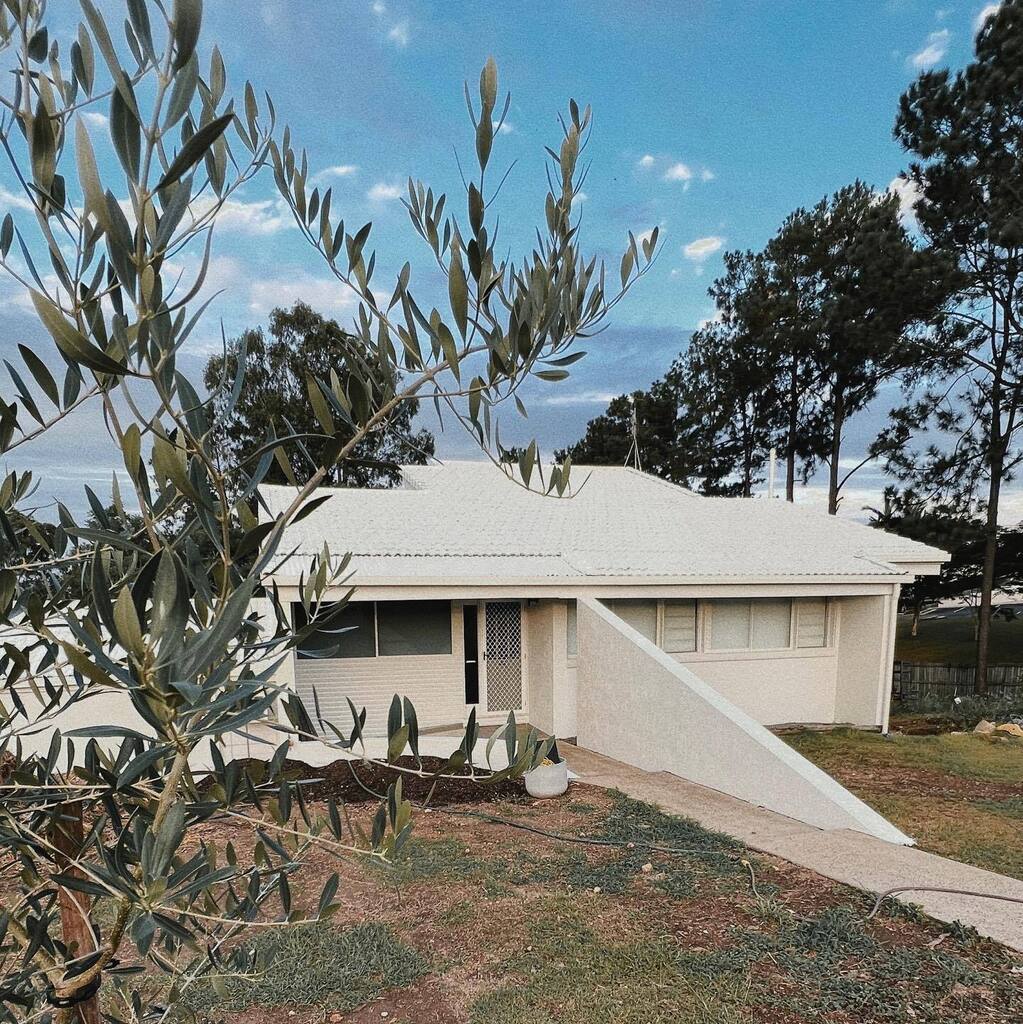 She's done! 🤍  Our beautiful home is looking fresh as a daisy after a coat of paint (or three). I've got a lot more gardening to do until it's done, but I couldn't wait to share!

Thanks to TJ and the team at Cutting Edge, despite the wake up calls, … instagr.am/p/CobxaUkJVh9/