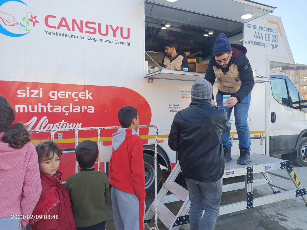 CansuyuDernegi's tweet photo. Mobil Yemek Aracımızla Hatay-Reyhanlı ilçesinde depremzedelerimize ikramlarda bulunuyoruz. https://t.co/wOSFULr1Kx