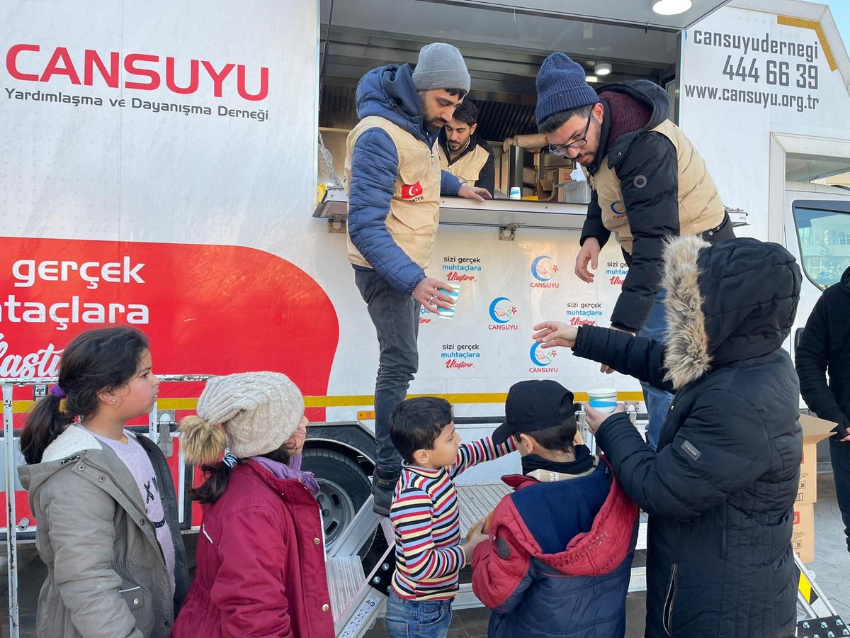 CansuyuDernegi's tweet photo. Mobil Yemek Aracımızla Hatay-Reyhanlı ilçesinde depremzedelerimize ikramlarda bulunuyoruz. https://t.co/wOSFULr1Kx