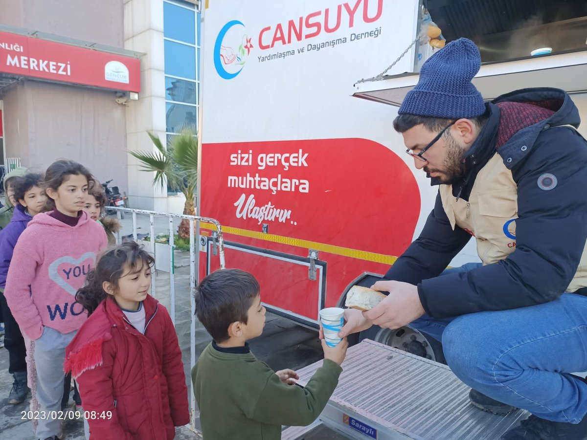 CansuyuDernegi's tweet photo. Mobil Yemek Aracımızla Hatay-Reyhanlı ilçesinde depremzedelerimize ikramlarda bulunuyoruz. https://t.co/wOSFULr1Kx