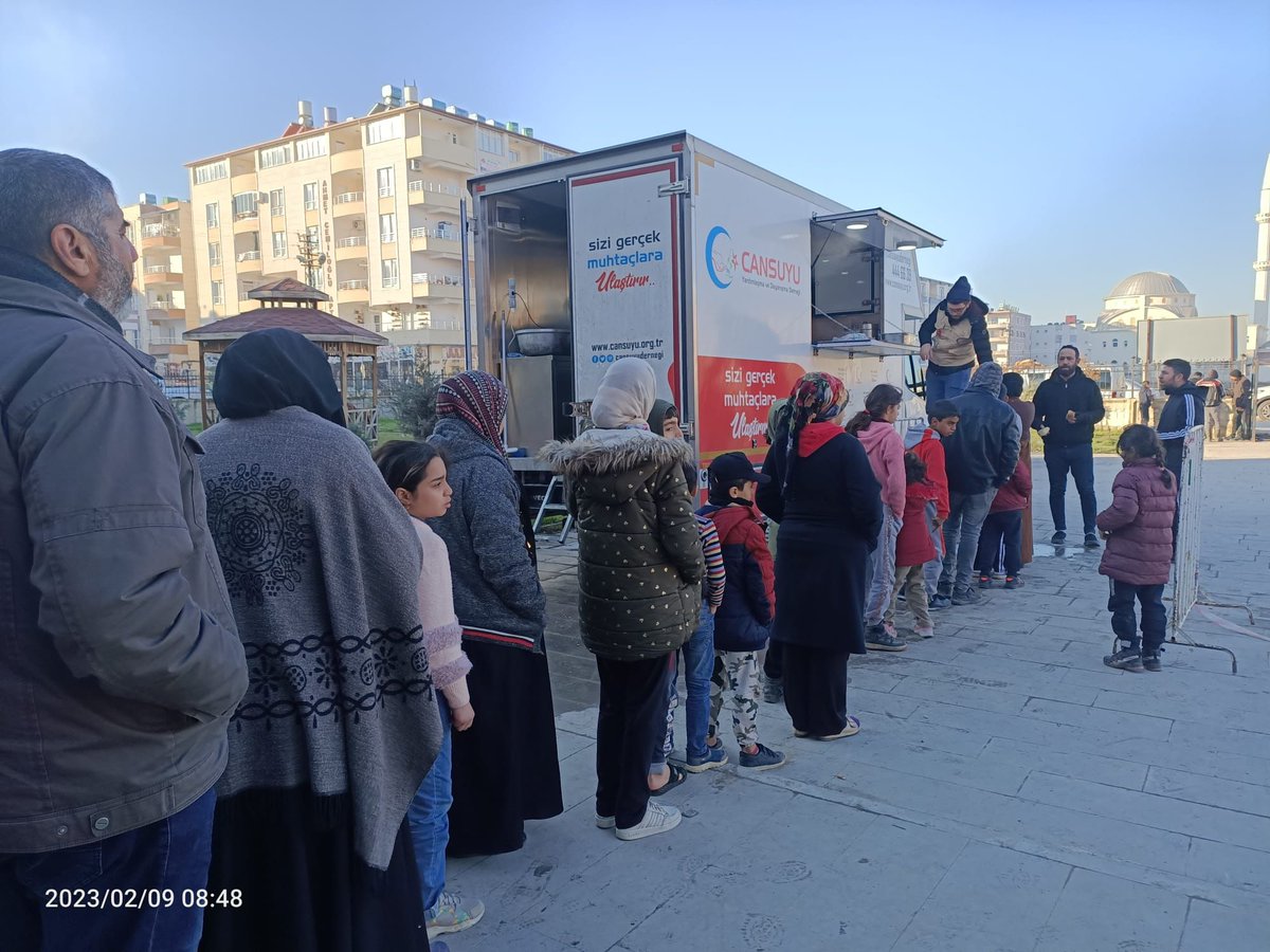 CansuyuDernegi's tweet photo. Mobil Yemek Aracımızla Hatay-Reyhanlı ilçesinde depremzedelerimize ikramlarda bulunuyoruz. https://t.co/wOSFULr1Kx
