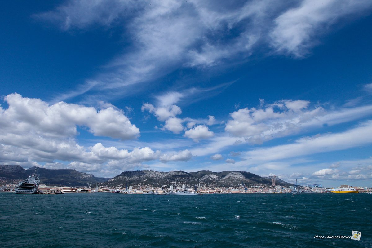 VilleDeToulon's tweet photo. La base navale abritant le fleuron de la Marine militaire (porte-avions sous marins, corvettes, frégates...) française, emploie aujourd'hui plus de 20000 travailleurs, sur une étendue de 1500 hectares https://t.co/eH3vXLhml1