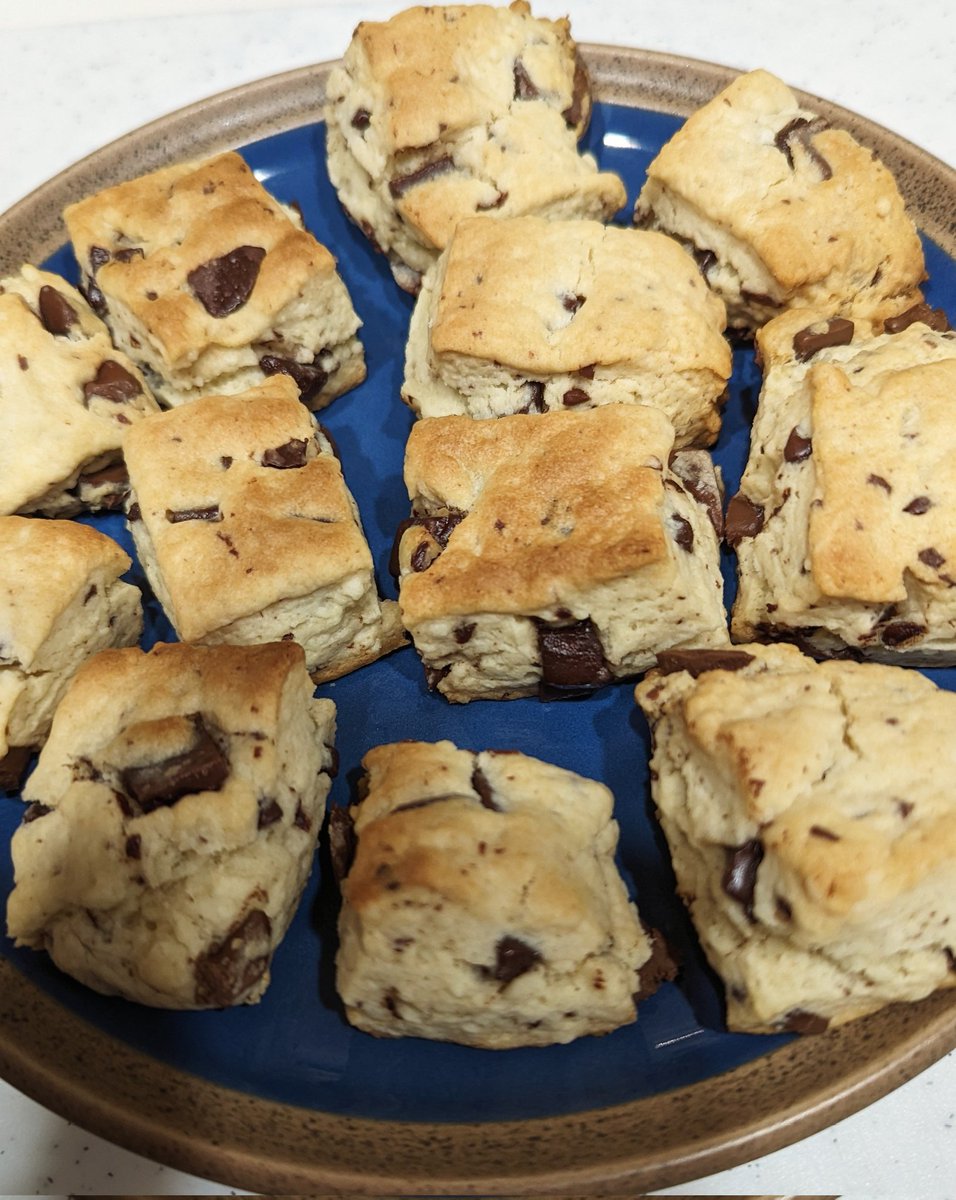 ma2ri70's tweet photo. 家にある大量の板チョコを消費したかったので作ってみたw
チョコスコーンとミニチョコクロワッサン😆
まだまだ板チョコ余ってるからもっと何か考えなきゃ🤔 https://t.co/QmrIWTB7hF
