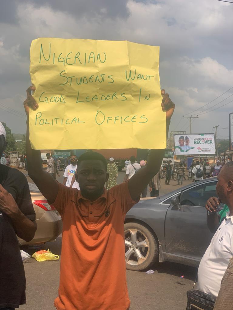 JollyAkeju01's tweet photo. Actions are only taken when we express our plights, uncomfortability
Yeah, many of them are still left unattended to
But we can't let them stop us...our voices must be heard
Enough of hardships!!!
#akureprotest https://t.co/0KWsdOZIsq