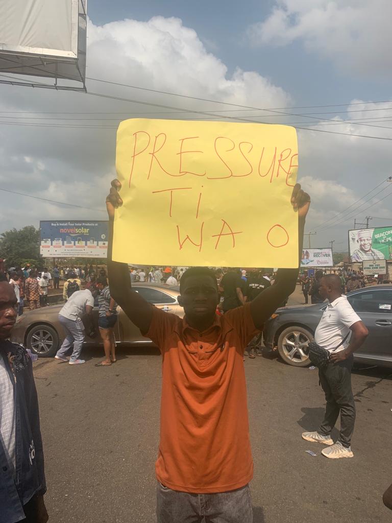 JollyAkeju01's tweet photo. Actions are only taken when we express our plights, uncomfortability
Yeah, many of them are still left unattended to
But we can't let them stop us...our voices must be heard
Enough of hardships!!!
#akureprotest https://t.co/0KWsdOZIsq