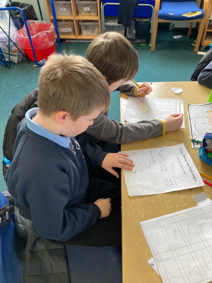 MrsLiddle_LPS's tweet photo. Primary 5 were investigating angles. First we made a right angle checker. Then we classified angles as acute, right or obtuse. https://t.co/PYq97t1l5i