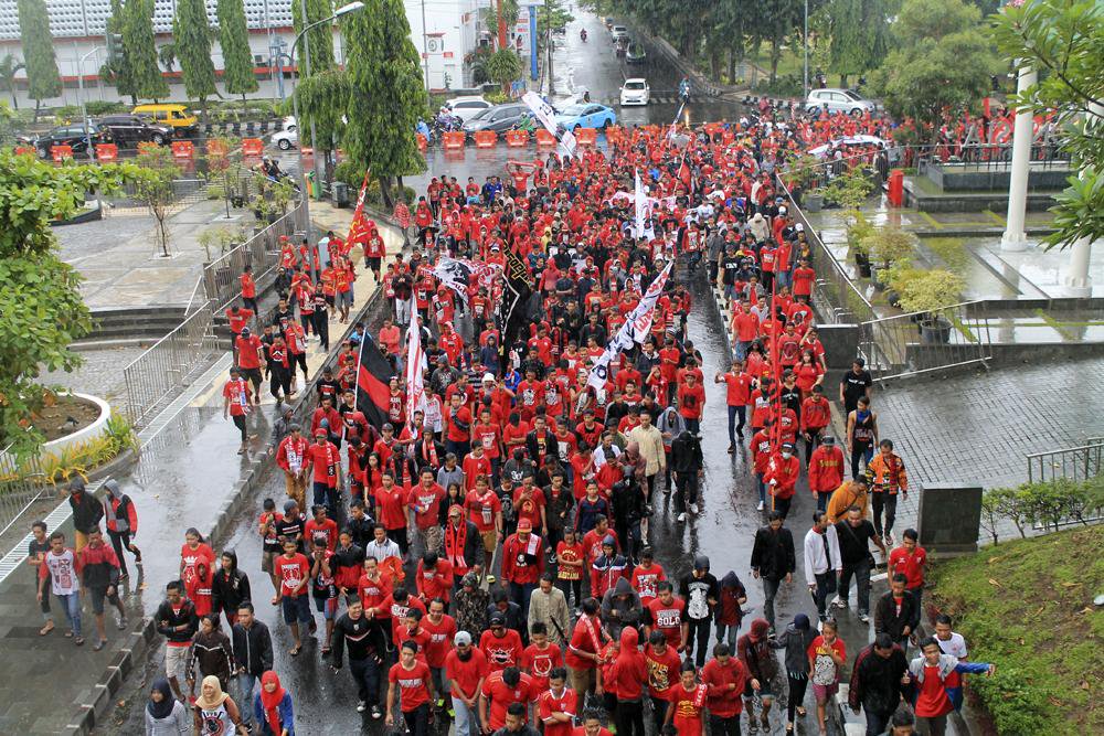 Wahai anak negri mari kita bernyanyi
Nyanyikan lagu perdamaian untuk negeri
Bersama PASOEPATI yang simpati anti anarki
Budayakan tertib damai di sepakbola
Bersama PASOEPATI tuk Indonesia nan jaya
O...o....oooo
#23TahunPasoepati