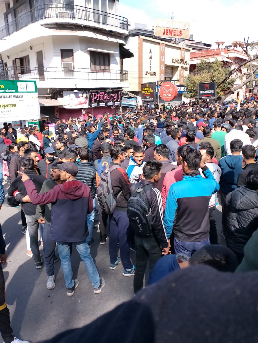 GauravB75239936's tweet photo. @ManojSh22867346 #VanDarogaExam
Save our 4 years
save Van Daroga 2019.
ONLINE EXAM me har state me segregation hota hai to uttarakhand me kyu nahi ?
Segregation is possible in Online Van daroga exam -(ex chairman UKSSSC)
#Boycott_BJP https://t.co/IK2sEKK81I