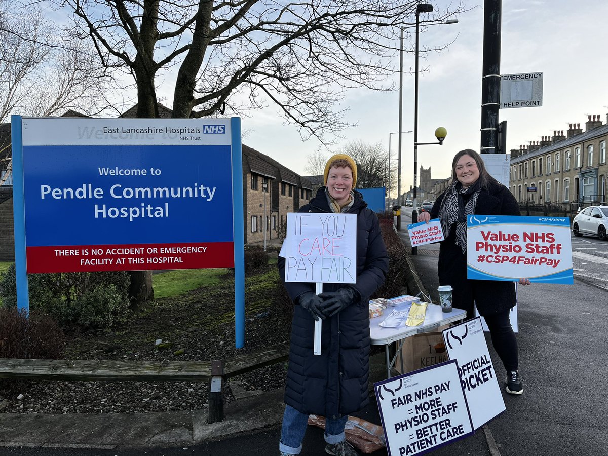 hel_bobs's tweet photo. Early morning crew on the picket line at Pendle Community Hospital #CSP4FairPay https://t.co/yiS5yh9yk1