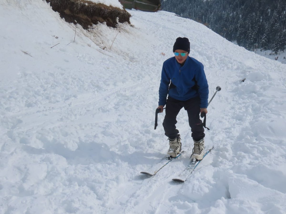 bahisht_kgali's tweet photo. Talented Tulail children showcasing Skiing Skills in #Baduab #Gurez #YouthEmpowerment @gijojoseph1982  @pranav_aquarian @IncorrigIible @ChinarcorpsIA @HukusBukus_786 https://t.co/vbiGOCjJKj