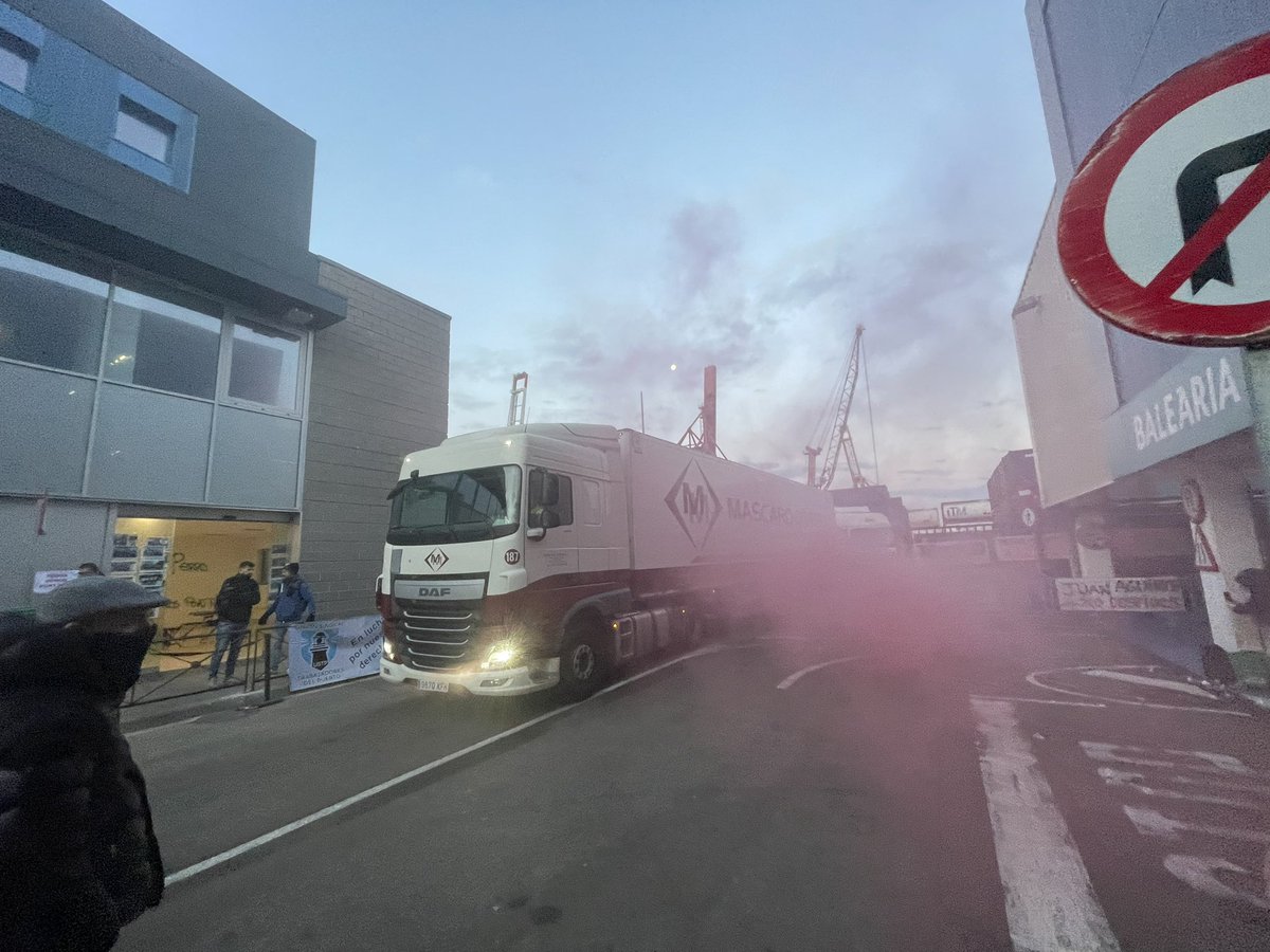OJO!!!Tenim males noticies per les 🐀🐀 del grup Bergé... 
Malgrat el clima, totes tenim un somriure en la mirada, convençudes de que val la pena ser-hi, de que val la pena viure per poder lluitar!! ✊✊

👉Dia4: 📢NO DEFALLIREM. FINS LA VICTORIA SEMPRE✌️!!!