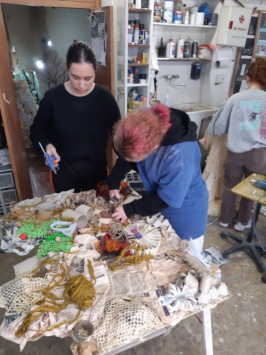 cemlapalmera's tweet photo. @conserdanzaSVQ Hoy ha empezado la construcción del decorado con la participación del alumnado de escenografía de la @ESADdeSevilla. En tres días de intenso trabajo nuestro arrecife debe quedar listo!! #ARRECIFES https://t.co/58A3SyVxVR