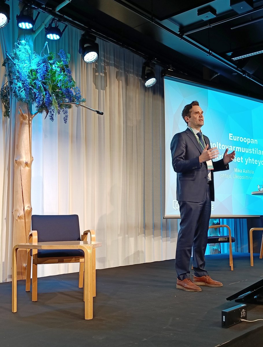 LOGYry's tweet photo. Lavalla Ulkopoliittisen instituutin @MikaAaltola sanomassa ÀÀneen myös asioita, joista suomalaiset tyypillisesti mieluummin vaikenevat. Esityksen aiheena Euroopan huoltovarmuustilanne ja kriittiset yhteydet. #LOGYConference https://t.co/NRv9J9HDXQ
