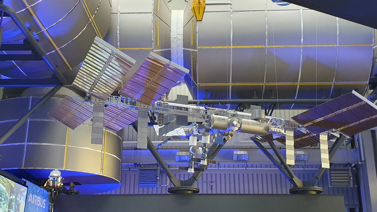 govertschilling's tweet image. ruim 3,5 uur rijden, nu bij @AirbusSpace in bremen, waar ik oa @brunchik tegen het lijf loop 🙂 #logisch