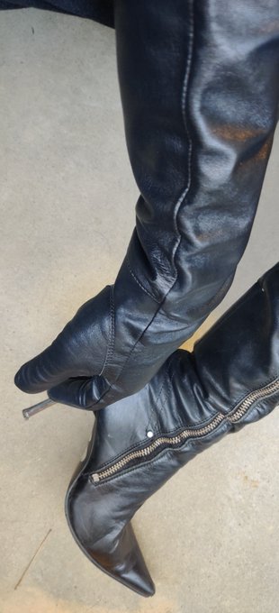 レディースのレザーロンググローブ買っちゃった❤ 革手袋はめるとイヤらしい気分が増幅されちゃうの💓💓💓 誰か首絞めさせて💓 手袋ごと指フェラしてもいいよ💓💓💓  #レザーフェチ #革手袋 https://t<a href="/tag/%E3%83%AC%E3%82%B6%E3%83%BC%E3%83%95%E3%82%A7%E3%83%81"class="tags">#レザーフェチ</a><a href="/tag/%E9%9D%A9%E6%89%8B%E8%A2%8B"class="tags">#革手袋</a>