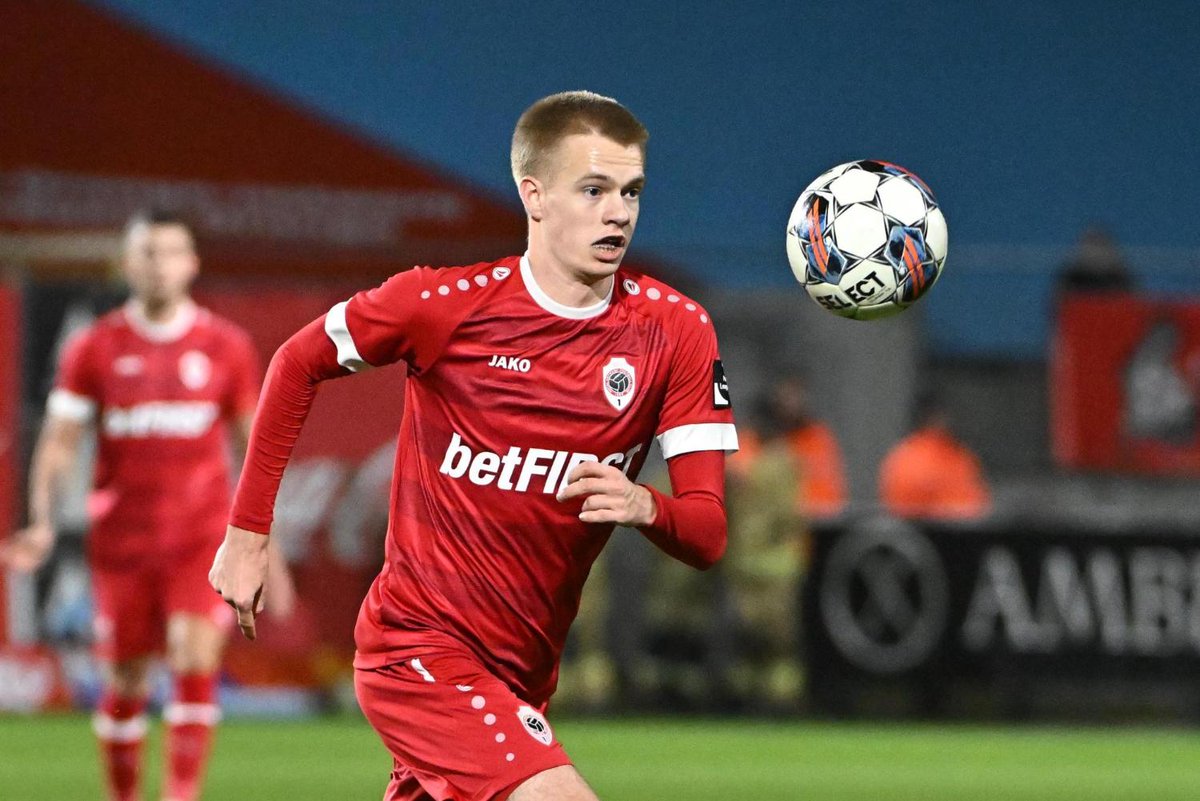 📝Au lendemain de son 18e anniversaire 🎂, Arthur Vermeeren a prolongé jusqu'en 2️⃣0️⃣2️⃣6️⃣ avec le <a href="/official_rafc/">Royal Antwerp FC</a>. Portait de ce grand talent de la cité portuaire. sportmagazine.levif.be/foot-national/…