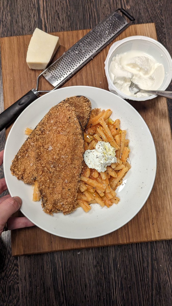 vnhrris's tweet photo. Cheesy tomato cassarecce avec fried aub and ricotta https://t.co/ZmtCIMwzjd