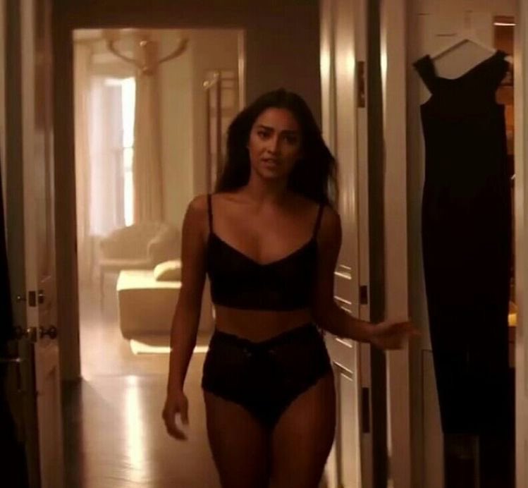 yezyizchaeyo's tweet photo. as you season 4 is out let’s all remember shay mitchell as peach salinger🔥 #you #YouNetflix https://t.co/7u5jmeQ1ME
