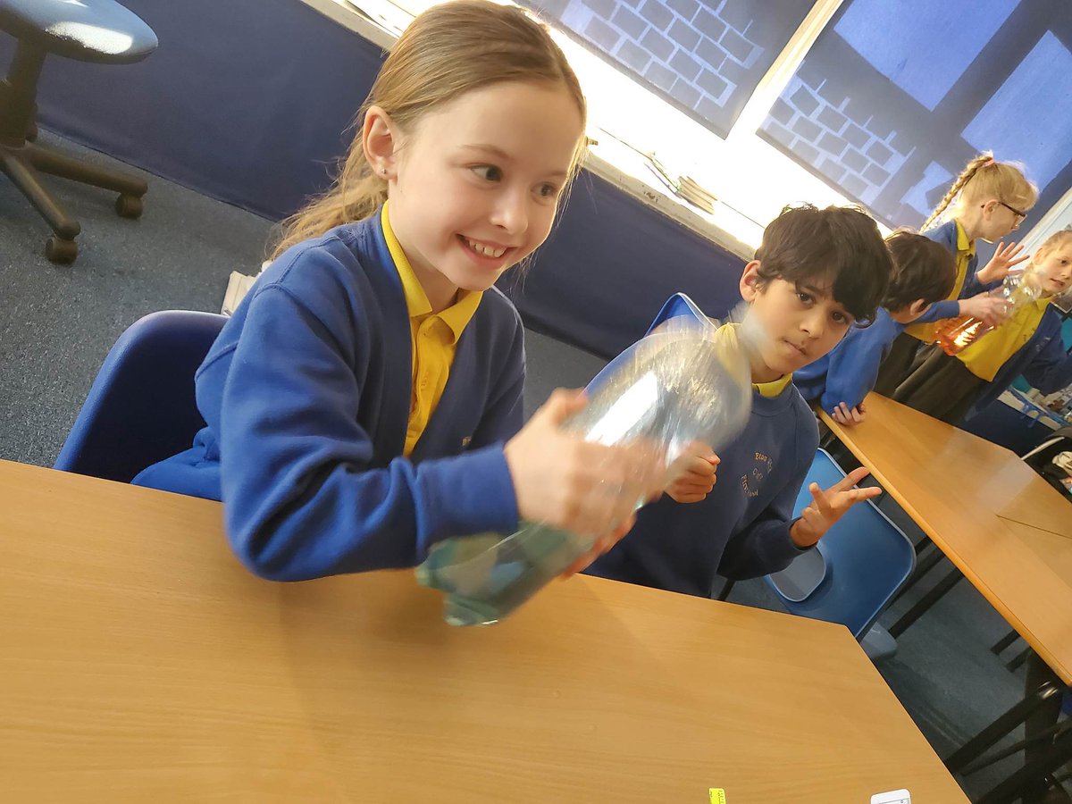 etonwickschool's tweet photo. This week during our Mindfulness session in Year 4 with Coach Fizz @Windsor_SSP we created sensory bottles. We added fine glitter for small feelings and large glitter for big feelings. https://t.co/0S9OSFF71k