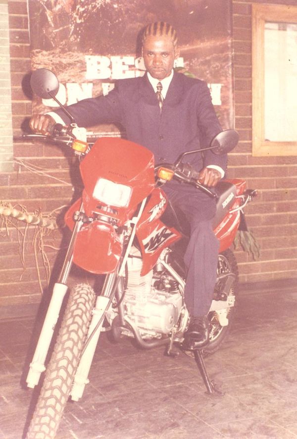 #Throwbackthursday Peter Tangwena is a Zimbabwean musician though no longer active in the music industry. He introduced himself on the local scene with his debut album “Pamuchato Celebration” that had many admirers because rhumba was at its peak in the country
#everythingzwmusic