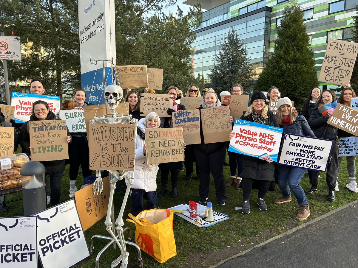 _SophAustin's tweet image. MFT physios on the MRI picket line @thecsp 💛
