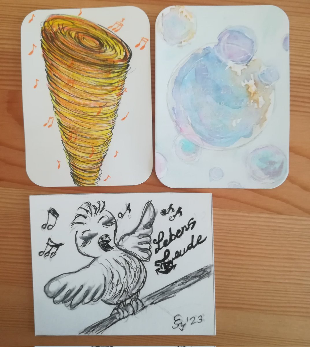 MikriMal's tweet photo. Post ist da! Der Briefumschlag sah von außen verdächtig nass aus, aber die schönen Januar-ATCs sind unbeschadet!
Ganz lieben Dank an @AGADUGU für die Notenwirbel, @MiffyArtig für zarten Seifenblasen und @SyllaCarmen für die Lebensfreude! #kleinekunsttausch https://t.co/HYNj7Ddc6V