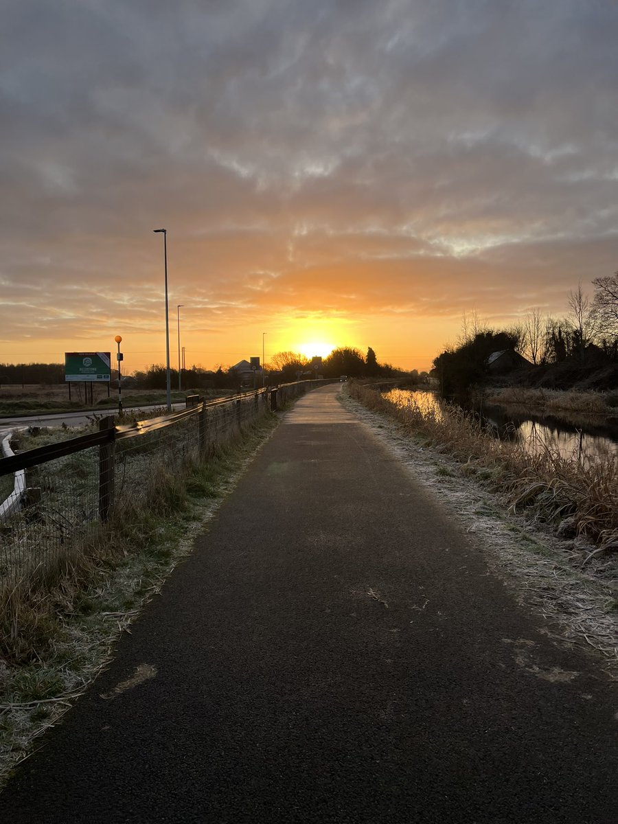 Andrealeyden20's tweet photo. Getting some steps in as the sun rises #NCIWalkingChallenge https://t.co/sgiSuvsx5t
