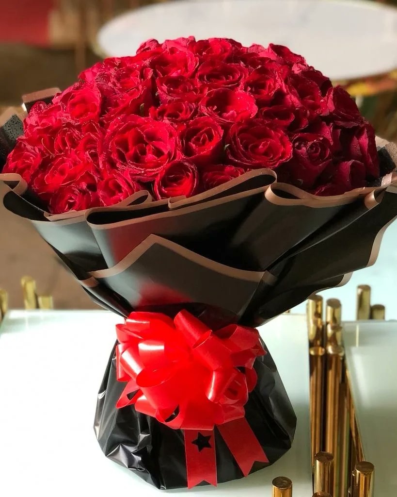 Thee_glam40's tweet photo. Aside from Money bouquets we got other beautiful gorgeous and adorable flower bouquets for you. Kindly place your orders earlier so that u miss out on our lovely offers...0779218564/0753763727 is the number to call https://t.co/7gDjH1Hxpa