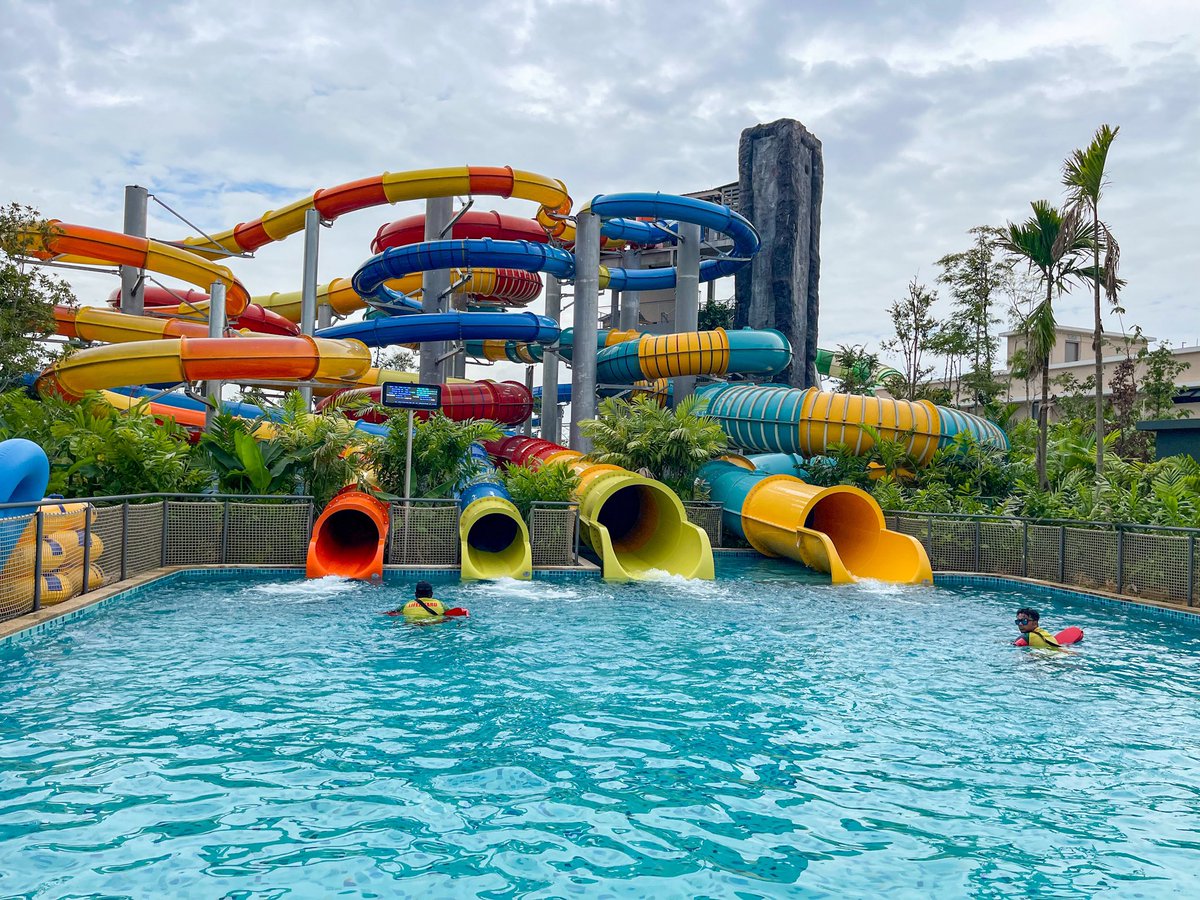 gayatravel's tweet photo. Taman tema air bertemakan hutan hujan tropika terbesaf di asia dah dibuka! Ada 24 slides korang boleh try 🛝
📍SplashMania Gamuda Cove
📸: @hasifhamsyari
__
#SplashMania #GamudaCove #PusingSelangorDulu #GayaTravel #CutiCutiMalaysia #WhereNatureMeetsFun #WaterPark https://t.co/DEj7lTkEvD