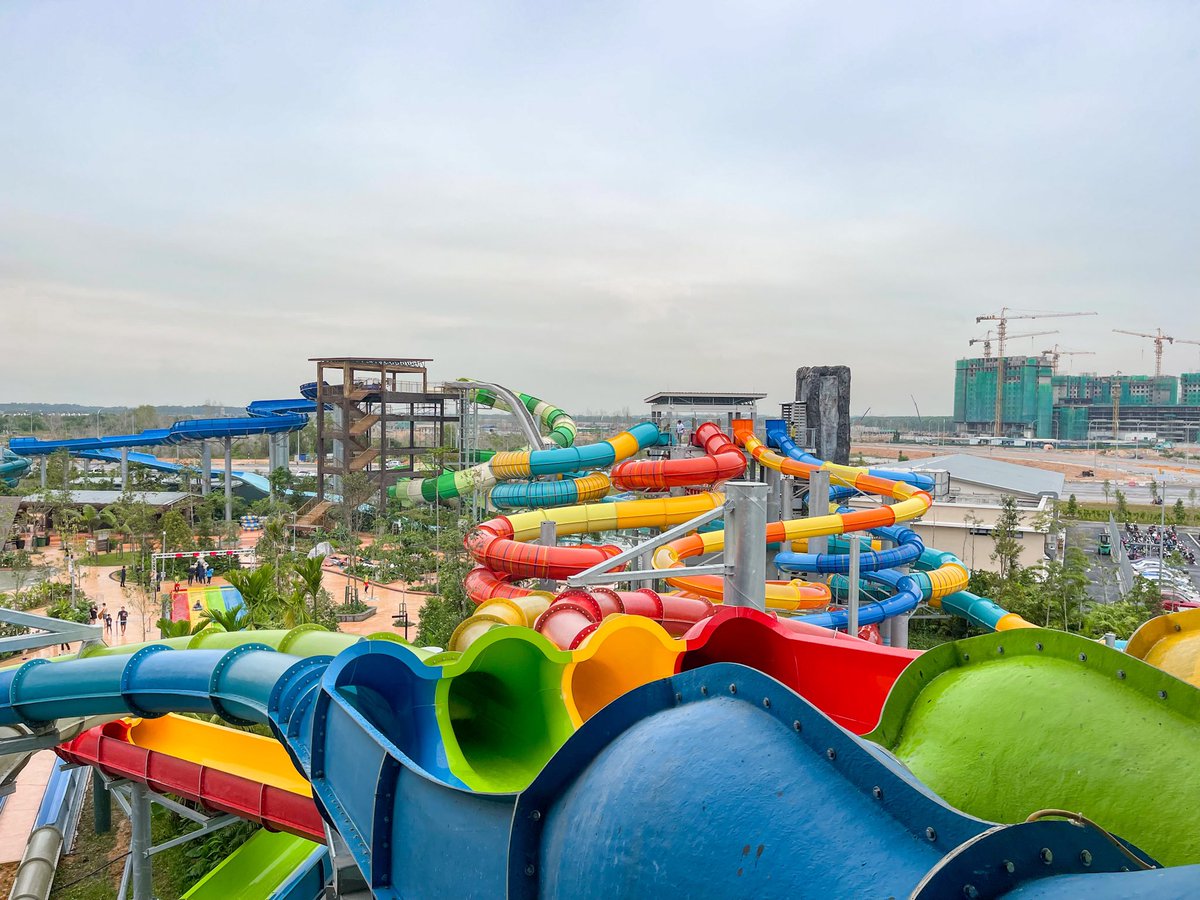 gayatravel's tweet photo. Taman tema air bertemakan hutan hujan tropika terbesaf di asia dah dibuka! Ada 24 slides korang boleh try 🛝
📍SplashMania Gamuda Cove
📸: @hasifhamsyari
__
#SplashMania #GamudaCove #PusingSelangorDulu #GayaTravel #CutiCutiMalaysia #WhereNatureMeetsFun #WaterPark https://t.co/DEj7lTkEvD