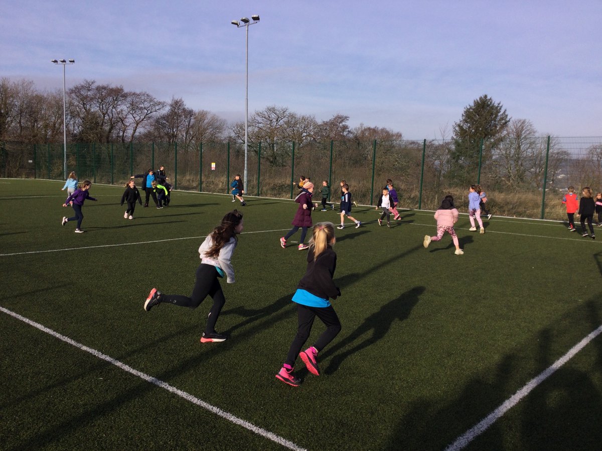 CarregHirfaen's tweet photo. Disgyblion dosbarth Caio yn mwynhau gwers gan y Llysgenhadon! #CaioCH #LlesCH https://t.co/hPFx8Tjsew