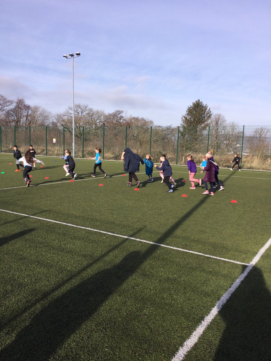 CarregHirfaen's tweet photo. Disgyblion dosbarth Caio yn mwynhau gwers gan y Llysgenhadon! #CaioCH #LlesCH https://t.co/hPFx8Tjsew