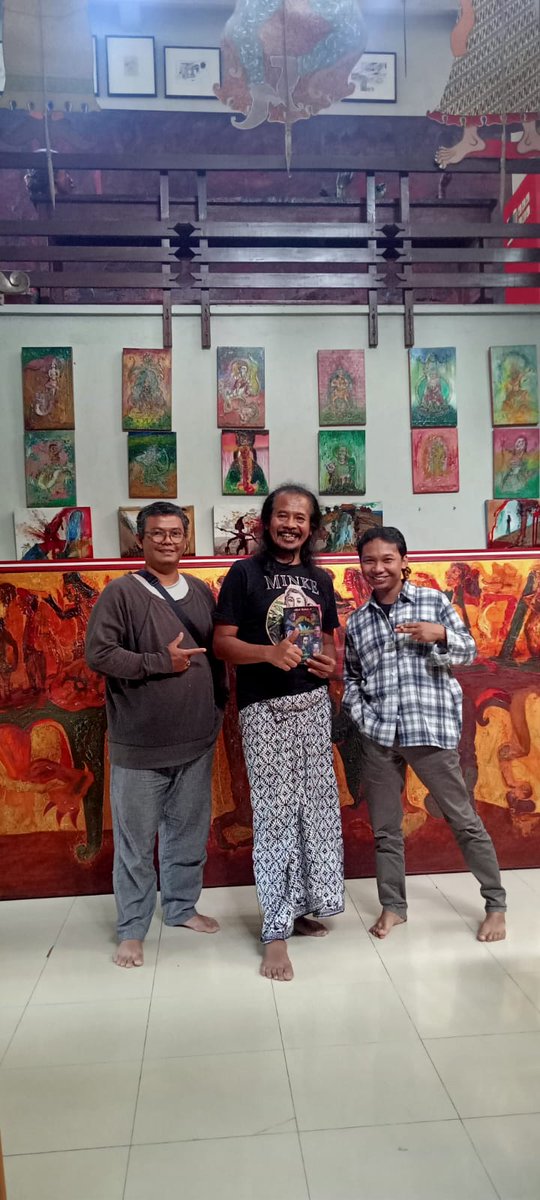 amithuhu's tweet image. Kecanduan artistik katanya Pak Nasirun 🤣

Kemarin, mengantar buku Ideologi Politik Sanggarbambu ke studio Nasirun

#sanggarbambu 
#nasirun 
#sejarahseni