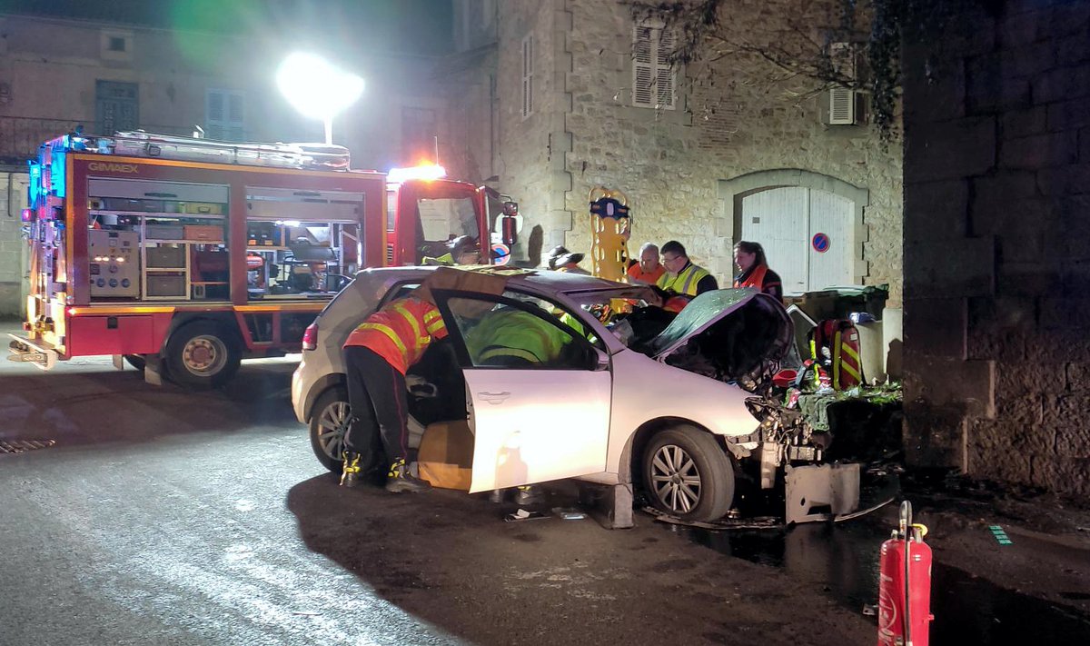 PompiersDuLot's tweet photo. Intervention des @PompiersDuLot du CIS #Figeac, le 3-2, pour #AccidentDeCirculation avec 4 impliqués en centre-ville. 2 #Victimes en UR et 2 en UA prises en charge. @Prefet46 
https://t.co/7ssUo4d4w2 https://t.co/rLQL2cn9TZ