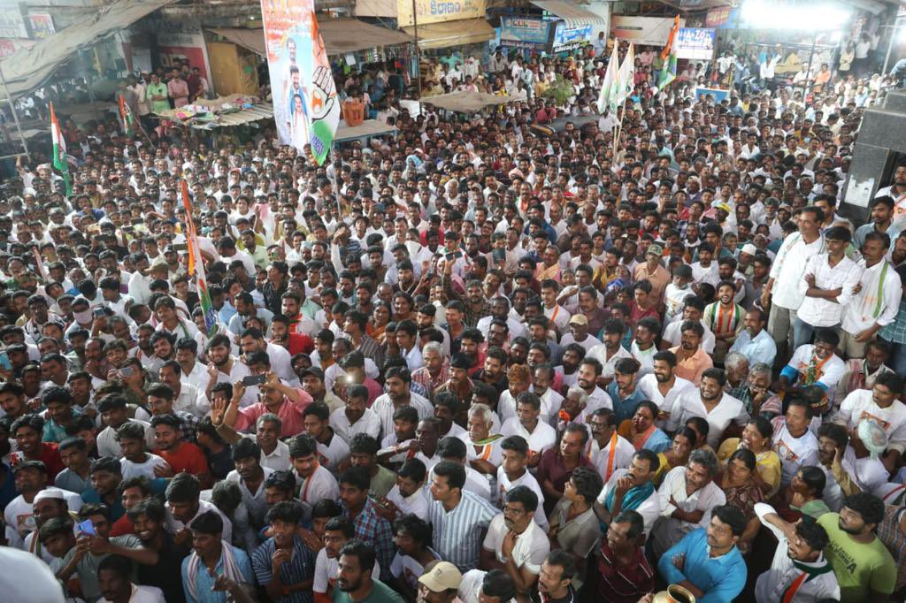revanth_anumula's tweet photo. Today’s Padayatra concluded with a street corner meeting in Dornakal constituency. 
People in large numbers gathered voluntarily to stand against the atrocities of BRS Party. 

#Day4 #YatraForChange 
#HaathSeHaathJodo https://t.co/3KhXpPRuCq