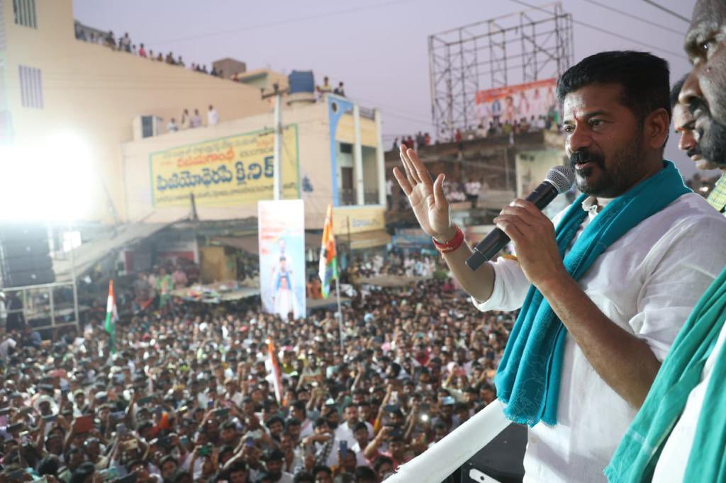 revanth_anumula's tweet photo. Today’s Padayatra concluded with a street corner meeting in Dornakal constituency. 
People in large numbers gathered voluntarily to stand against the atrocities of BRS Party. 

#Day4 #YatraForChange 
#HaathSeHaathJodo https://t.co/3KhXpPRuCq