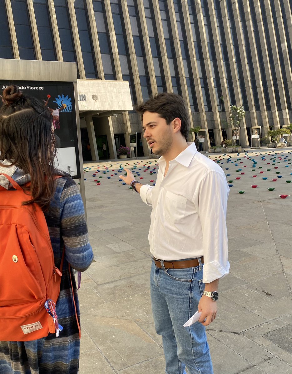 Estebanjararuiz's tweet photo. Los platos de los niños y las familias que quedaron vacíos por la corrupción de Quintero y Albert Corredor en la Secretaría de Educación y Buen Comienzo.

Medellin protesta hoy contra el saqueo de este alcalde.

Esta ciudad les va a dar una lección de dignidad. https://t.co/zwoiGLnJTZ