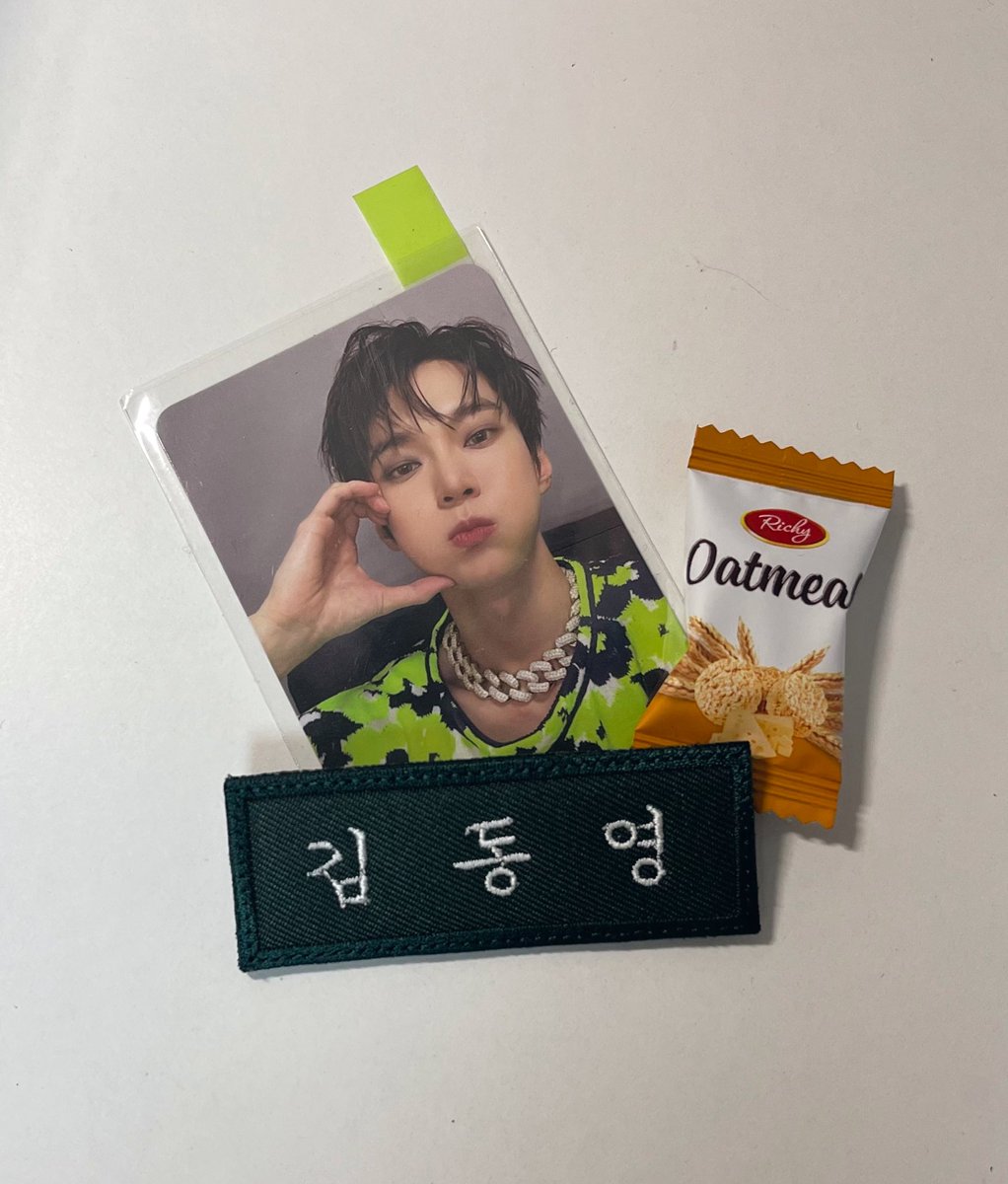 myehdud's tweet photo. 바로 보내주셔서 빨리 받았는데 이제야 올리네용ㅠ.ㅠ 명찰 너무너무 예쁘구 핀도 달아주셨어용!! 초록 명찰도 예쁜데 노란명찰도 기대됩니다ㅏㅏ🫶 https://t.co/13s6gddCq0