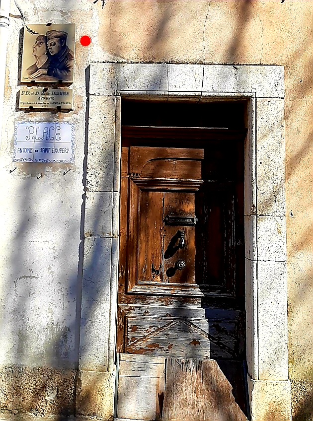 #JeudiPhoto
#MagnifiqueFrance
#FranceTerreDePatrimoine

#BaladeSympa
#Cabris à 7kms de #Grasse
Merveilleux village médiéval perché #CotedAzurFrance.
🔴La mère de #SaintExupery dont on voit le visage avec son fils sur le mur de cette maison y a vécu de 1938 jusqu'à sa mort en 1972