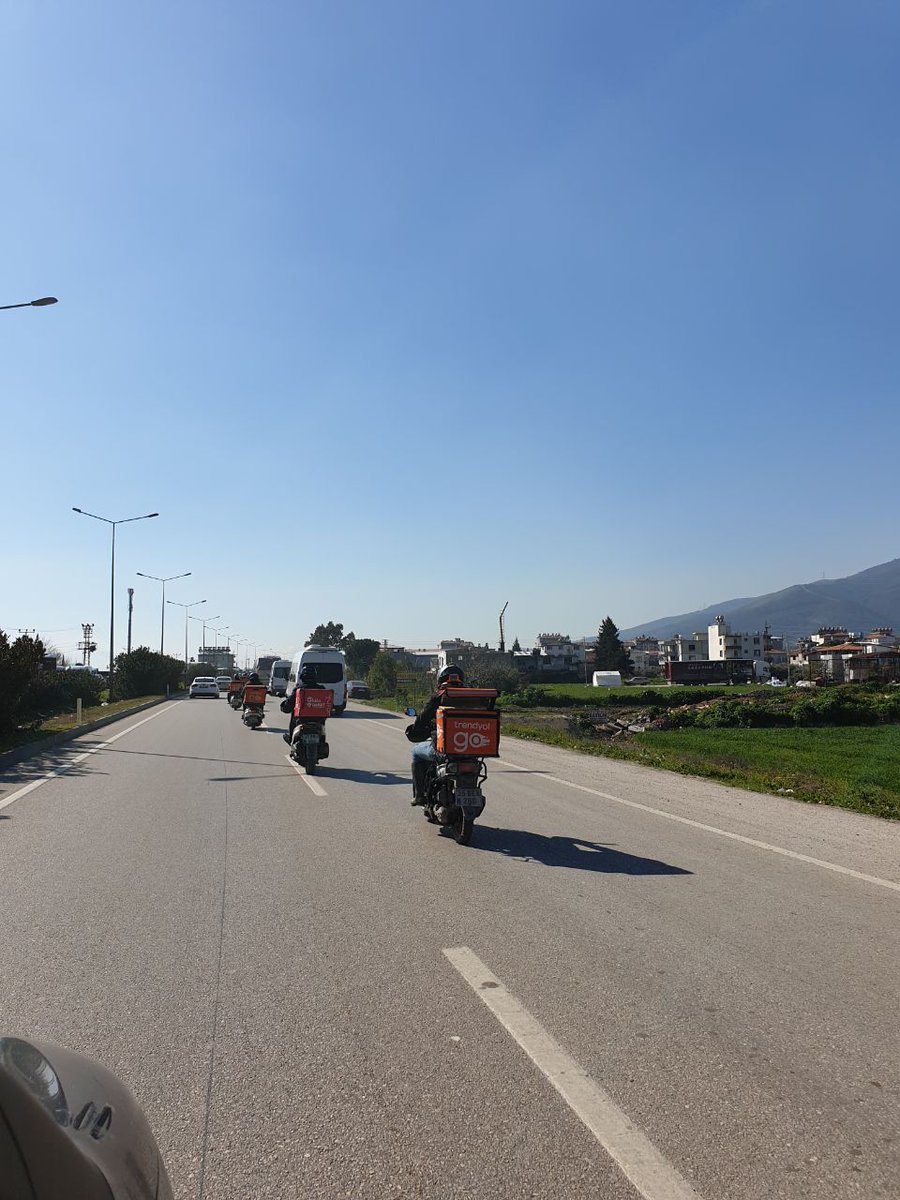TrendKomitesi's tweet photo. Trendyol Go kuryeleri deprem bölgelerinde depremzedelerle dayanışmak için yollarda!

Dayanışma yaşatır!

#Deprem #Hatay https://t.co/ZZzYP5pMOU