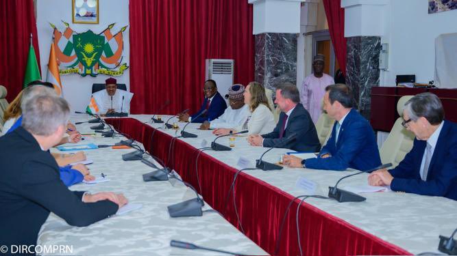 Digne clôture de la mission #TeamEurope au Niger 🇳🇪 avec un échange à la fois amical et franc sur le renforcement du partenariat 🇪🇺-🇳🇪 et la situation régionale au #Sahel avec le Président <a href="/mohamedbazoum/">Mohamed Bazoum</a>. <a href="/FranzFayot/">Franz Fayot</a> <a href="/cooperation_lu/">Luxembourg Aid & Development</a> <a href="/CZacharopoulou/">Chrysoula Zacharopoulou 🇪🇺🇫🇷</a> <a href="/PresidenceNiger/">Présidence du Niger</a> <a href="/LUinNiamey/">Ambassade du Luxembourg à Niamey</a>