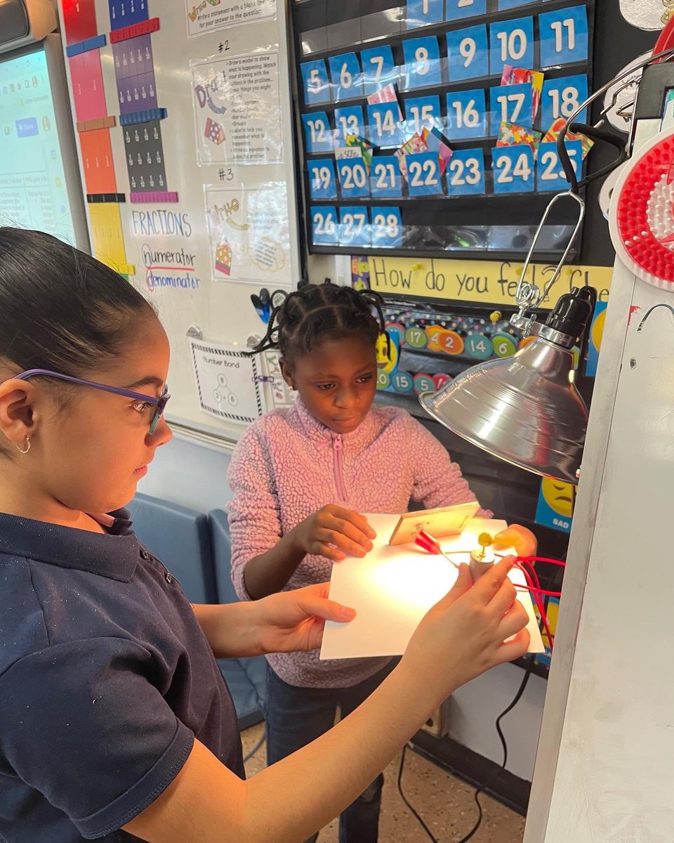 RCSDsch35's tweet photo. Fourth graders in Ms. Reynold’s class creating solar panel circuits in science! ⚡️@RCSDNYS @drpeluso @ChiefDemario https://t.co/uaOUnwTB7U