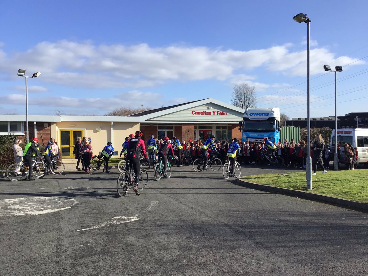 YsgolyFelin's tweet photo. Roedd y disgyblion yn falch iawn heddiw i gefnogi cyn-chwaraewyr ac enowgion y byd chwaraeon ar eu taith i Gaeredin wrth iddynt gefnogi @MNDoddie5 https://t.co/LK8Rh2znGc