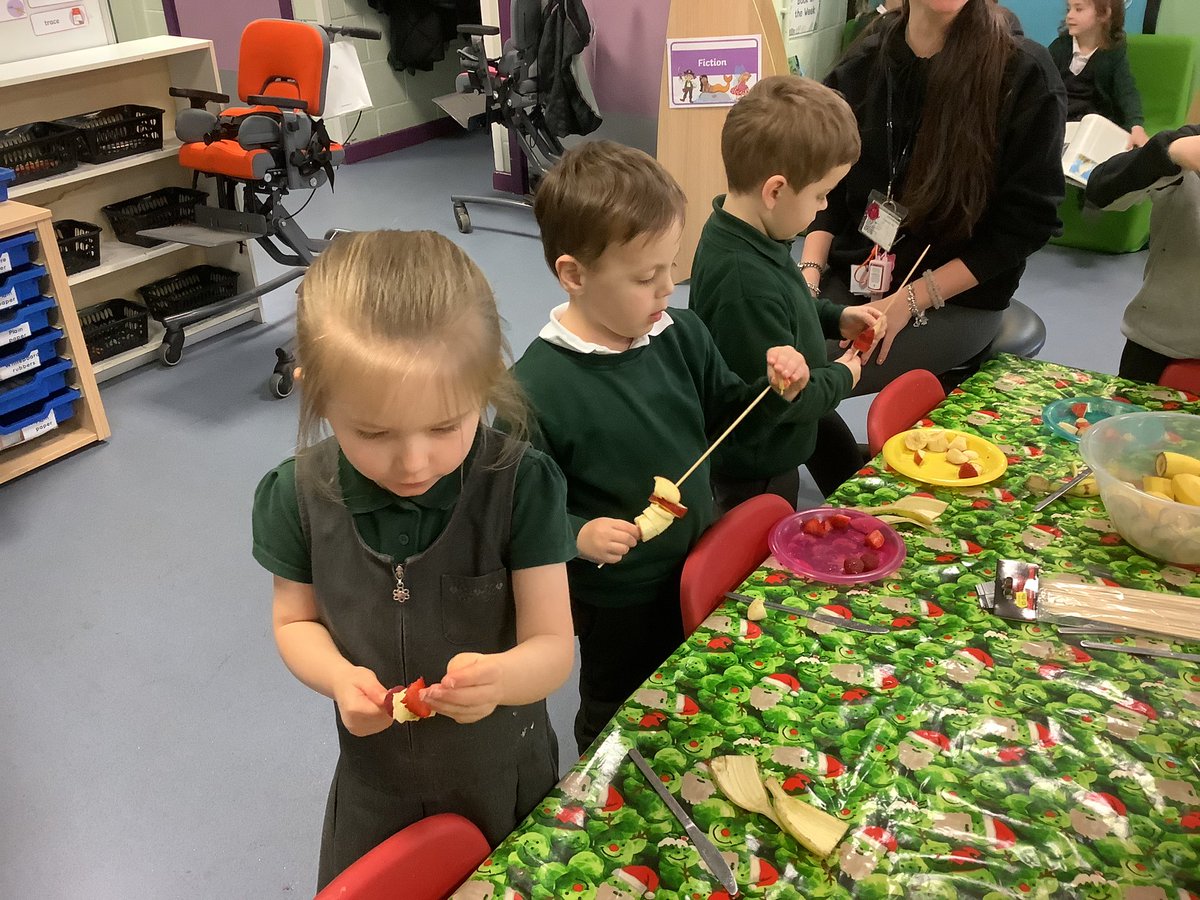 springwoodfs's tweet image. Making fruit kebabs #swhpe #swhdt #swhpshe