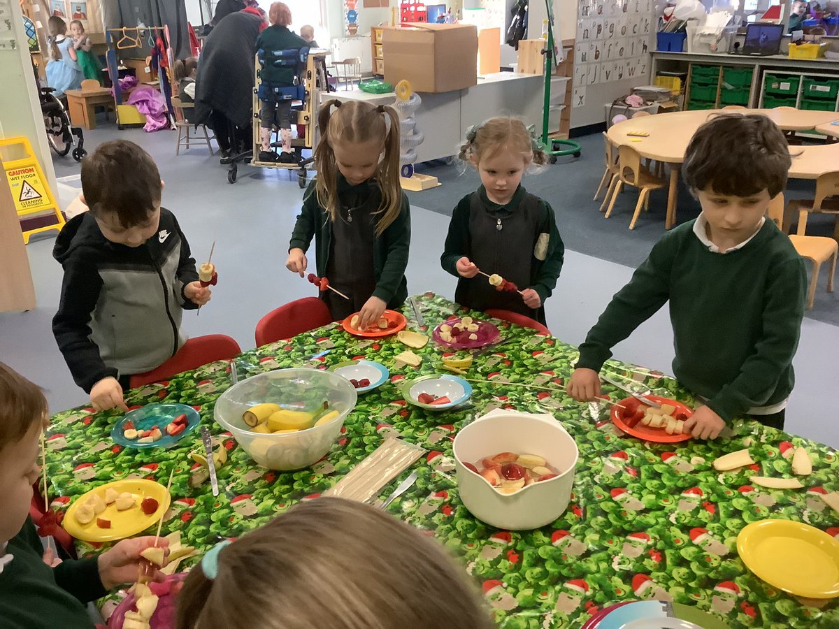 springwoodfs's tweet image. Making fruit kebabs #swhpe #swhdt #swhpshe