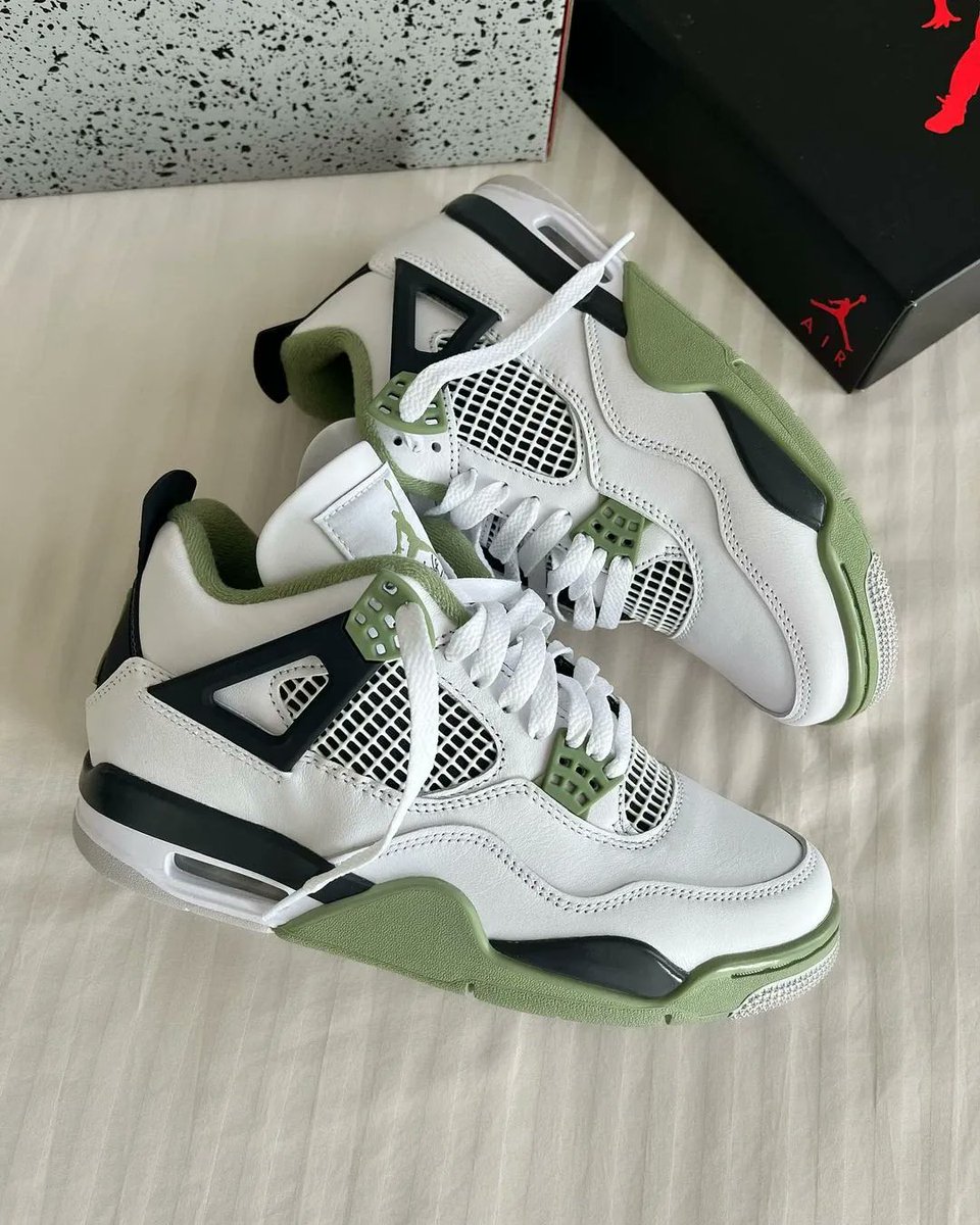 JustFreshKicks's tweet photo. Releasing at 10AM EST 🍃
Wmns Air Jordan 4 'Seafoam' 
=> https://t.co/EATl3TQOrR https://t.co/Hg7gDYVG0C