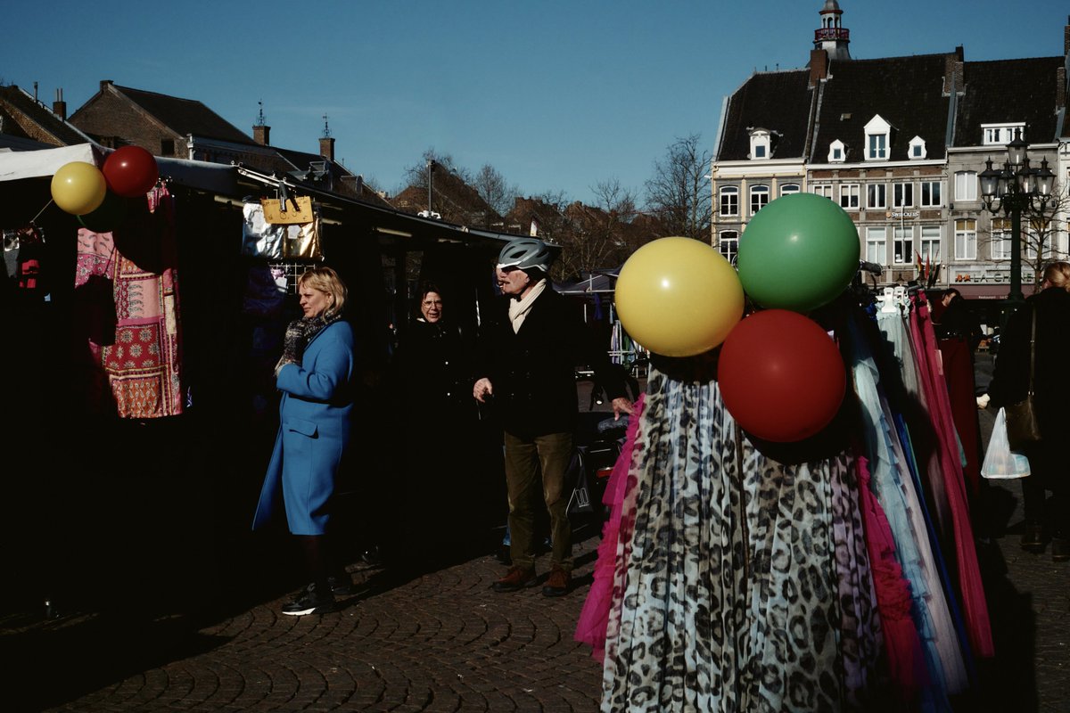 Weekly Market's life and its elementary colors 

#streetphotography #street #lifeisstreet #life_is_street #streetgang #thepictorallist #thephotospector #pictas_journalism #raw_street #podium_street #People #Outdoors #Balloon #City #Event #Sky #Architecture