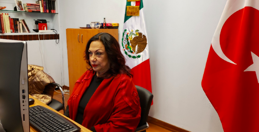 sopitas's tweet photo. Chequen todo lo que pasó mientras dormían… 😴👇

Empezamos el día otra vez con Isabel Arvide, que primero dijo que a ella no le preguntaran cómo ayudar a Turquía, luego le negó el apoyo a los Topos y ahora se lamenta por no irlos a recibir al aeropuerto. 😣🙃 https://t.co/cmoMTqRxnK