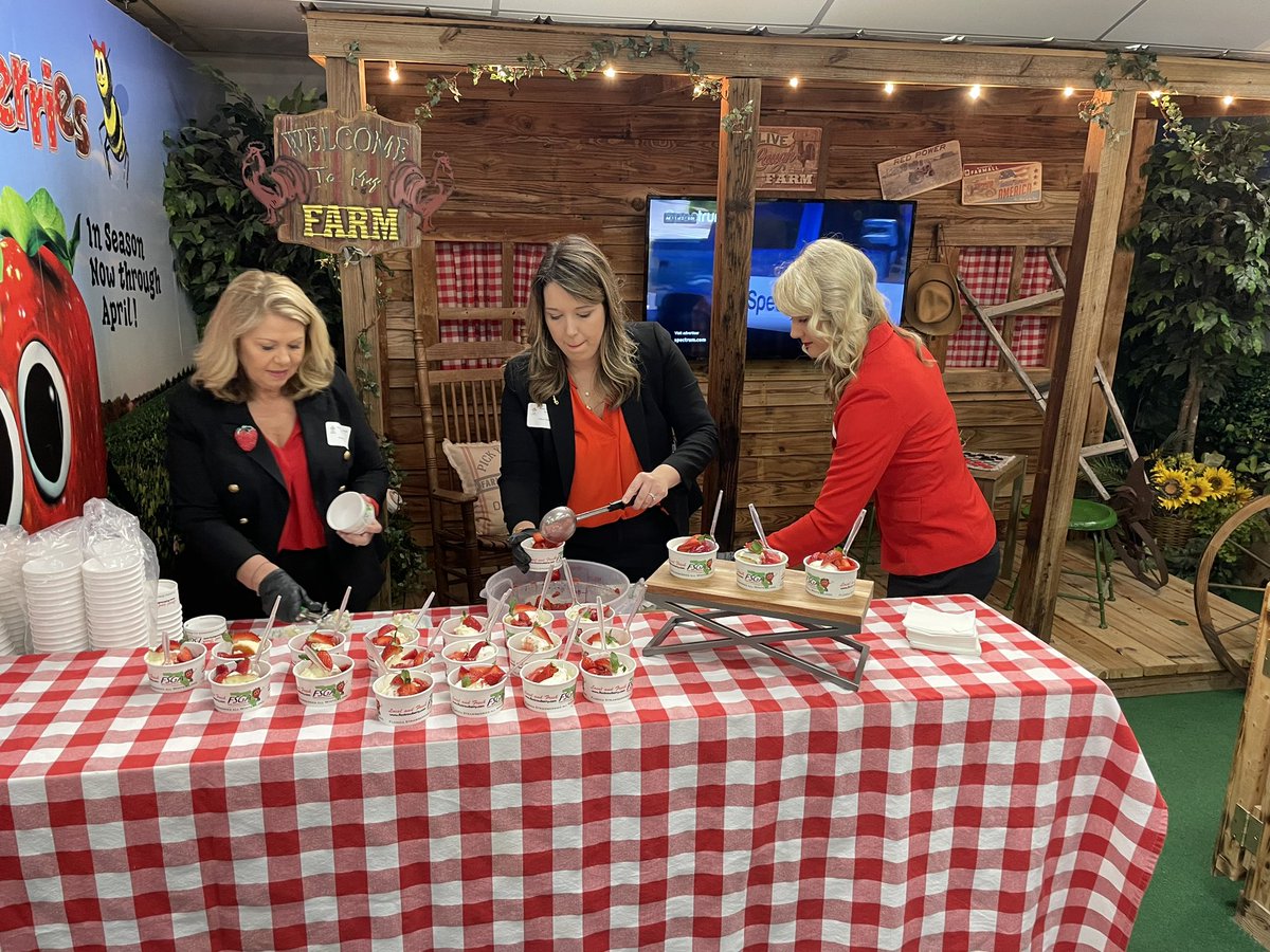 saqibiam's tweet photo. The 2023 Florida State Fair opens in Tampa with @freshfromFL Breakfast this morning👩🏻‍🌾🌴🐊🌽 https://t.co/eLmAFFDgvo