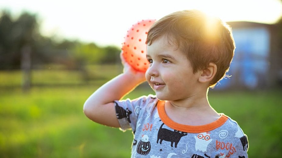 "Higher screen time at age 2 was directly associated w poorer communication at age 4. It was also associated w daily living skills, but frequency of  OUTDOOR #PLAY at age 2 yrs 8 months alleviated it..." #recess #ece @RaePica1 <a href="/williamdoylenyc/">William Doyle</a> <a href="/PASMeeting/">Pediatric Academic Societies</a> jamanetwork.com/journals/jamap…